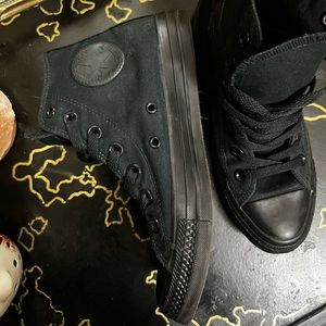 Black ankle Converse size 7 in women! New barley worn!